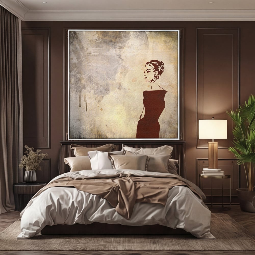 Tablou canvas cu ilustratie cu o femeie in rochie, in rama de aluminiu argintiu, pe perete intr-un dormitor